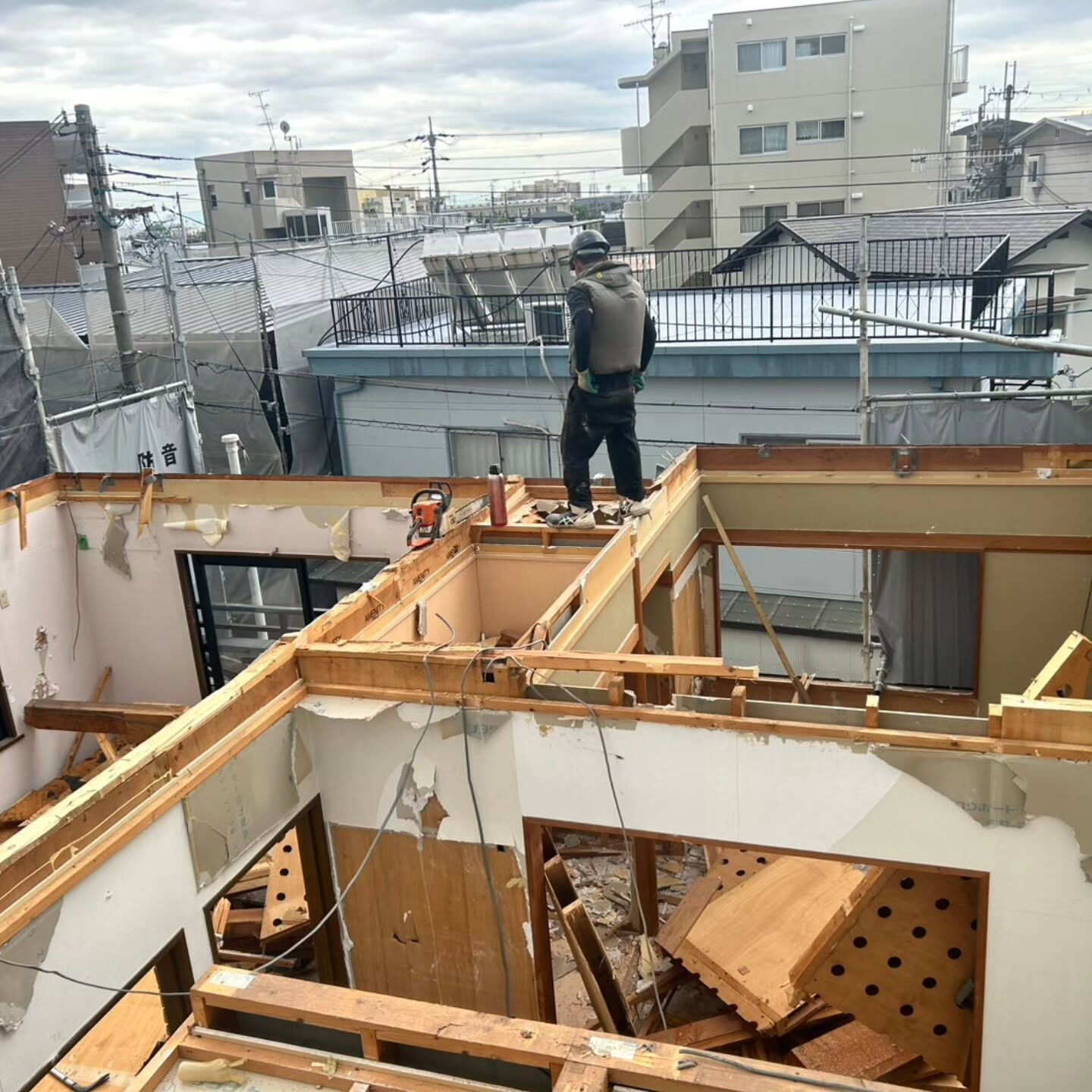 兵庫県伊丹市で木造住宅の解体工事が始まりました