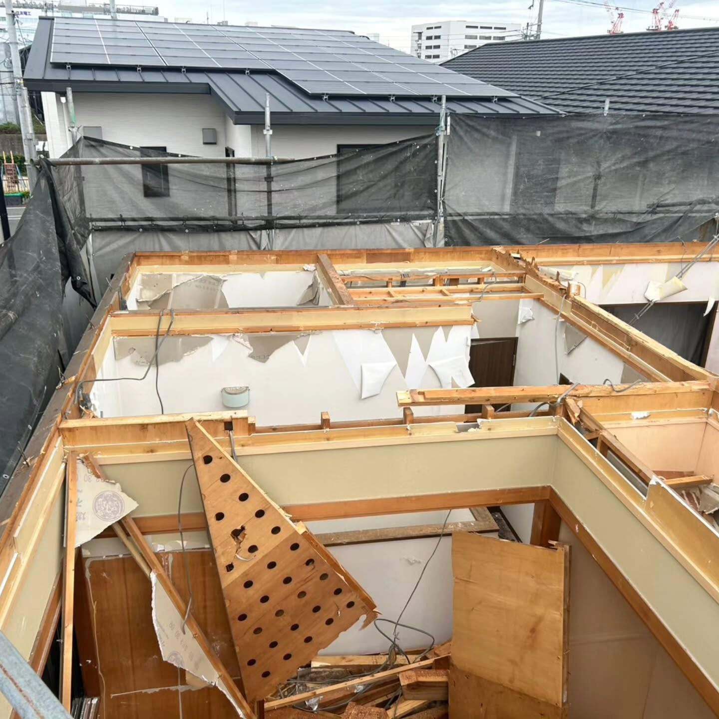 兵庫県伊丹市で木造住宅の解体工事が始まりました