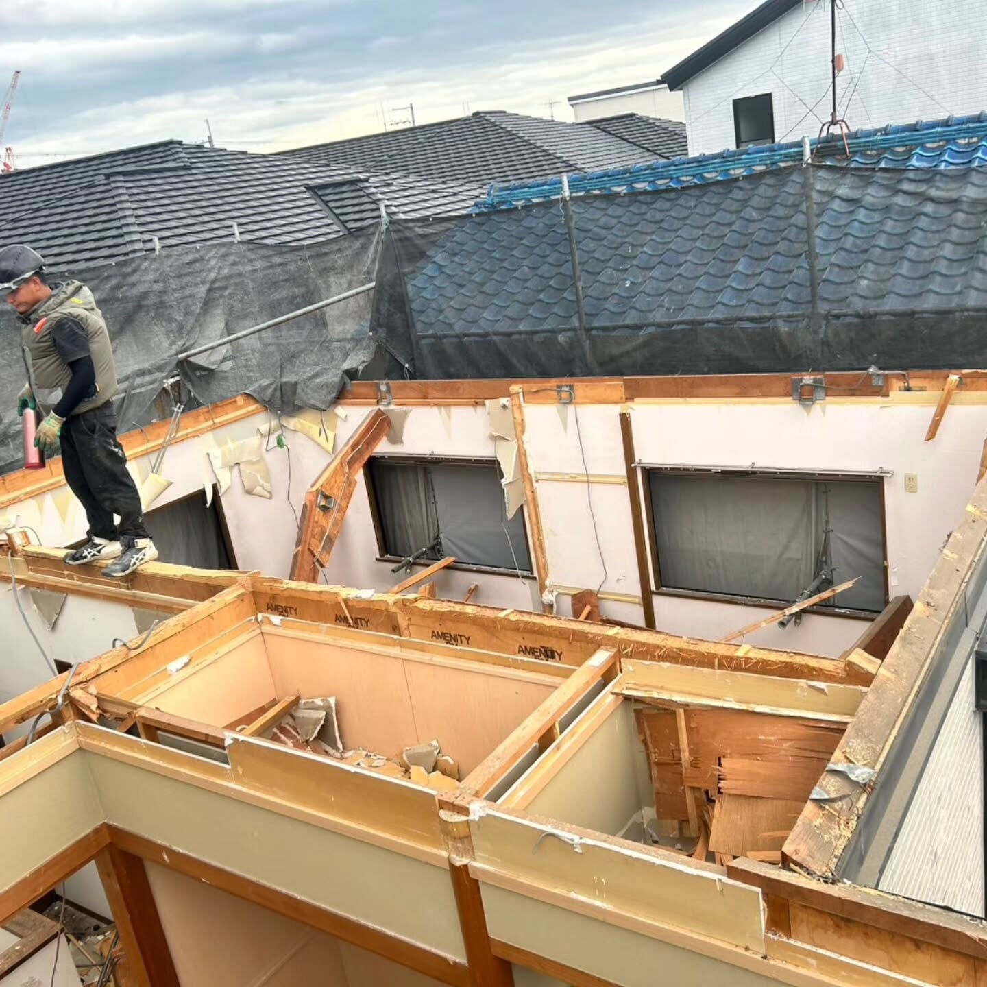 兵庫県伊丹市で木造住宅の解体工事が始まりました