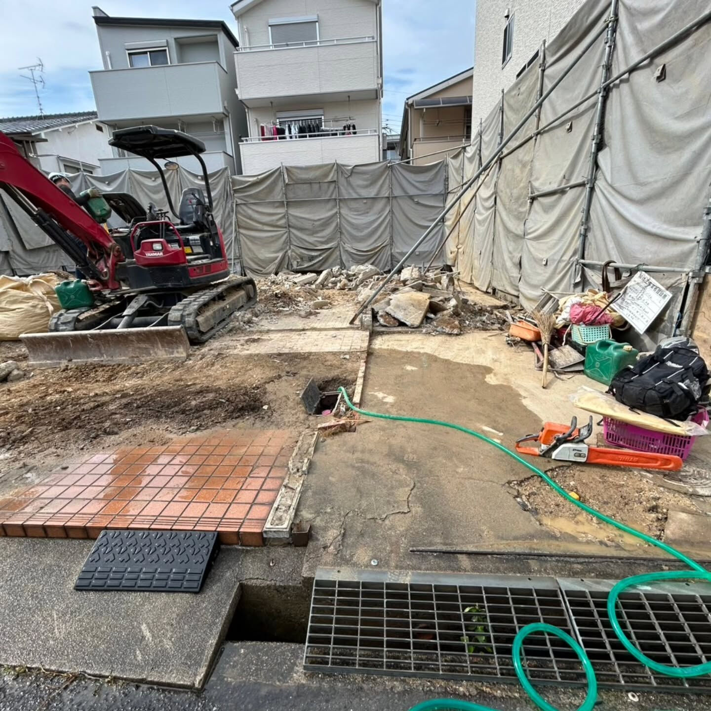 城南町での解体工事、安全性を最優先に迅速に進めています